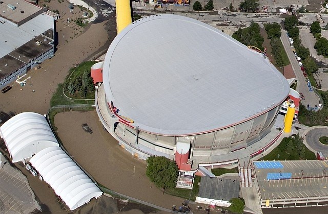 Dvorana Saddledome in njena okolica sta še danes pod vodo. (foto: Reuters) 