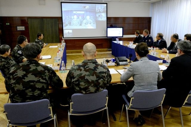 Bratuškova prek videokonference nagovorila slovenske vojake v tujini. 