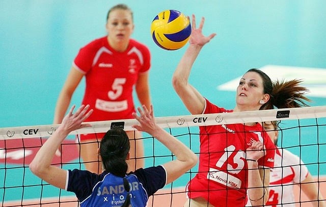 Sara Hutinski (v rdečem dresu pri žogi) je bila zaradi uživanja marihuane suspendirana. (Foto: Odbojkarski klub NKBM Branik)...