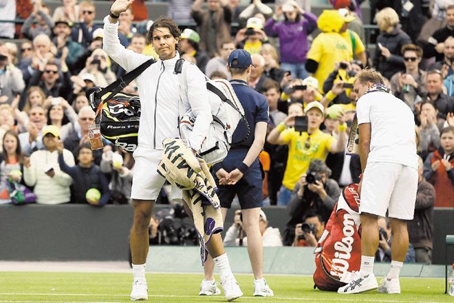 Rafael Nadal (spredaj) ni iskal izgovorov in čestital Stevu Darcisu (zadaj). 