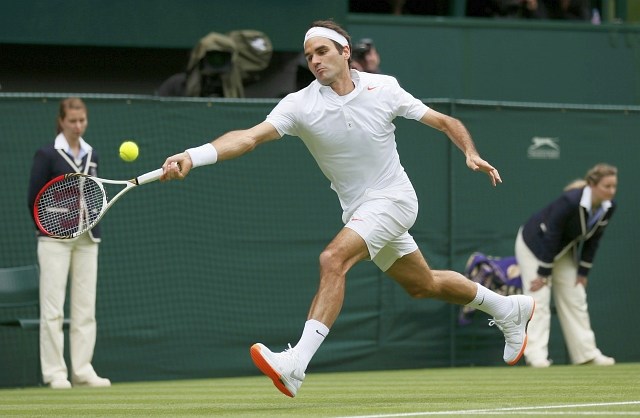 Pozorni organizatorji so opazili, da so podplati športnih čevljev Rogerja Federerja neprimerne barve, zato v njih več ne sme...