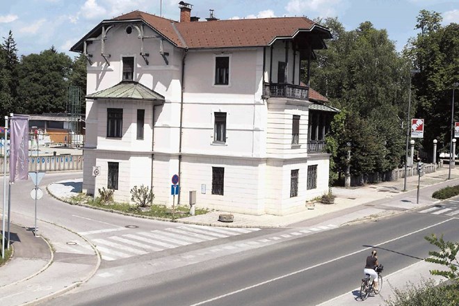 Vila na Poljanski cesti leta 2010, ko je bila ena od možnih lokacij za preselitev materinskega doma. 