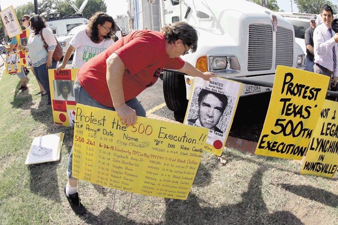 Pred kaznilnico Huntsville je tudi ob 500. usmrtitvi  v Teksasu protestiralo nekaj ducatov zagovornikov odprave smrtne kazni....