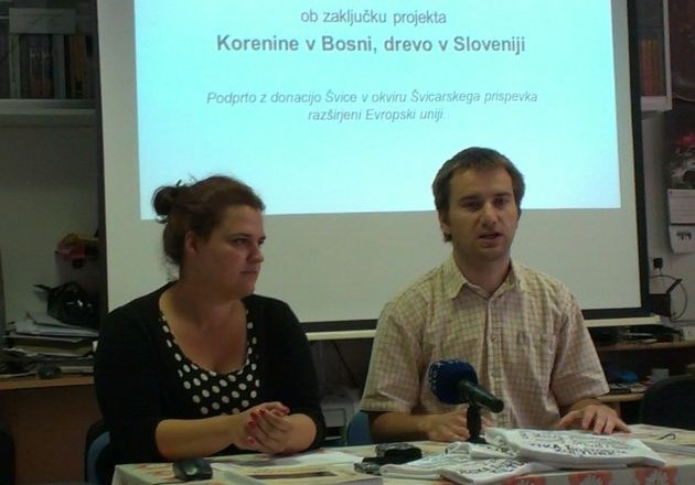 Jasmina Imširović in Admir Baltić iz Bošnjaške kulturne zveze Slovenije med predstavitvijo projekta Korenine v Bosni, drevo v...