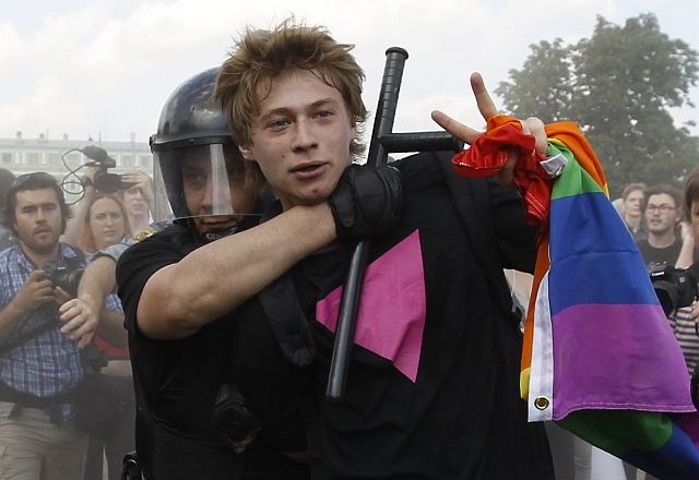 Aktivisti so se med seboj spopadli, policija pa je aretirala več deset protestnikov. (foto: Reuters) 