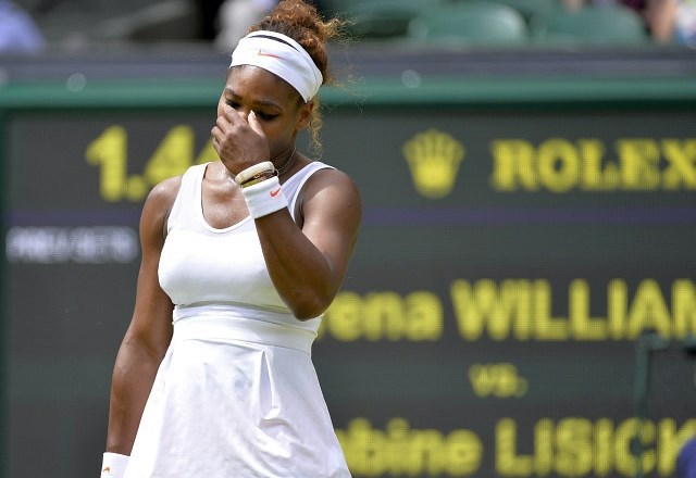 Serena Williams je morala priznati premoč Nemki Sabine Lisicki. (Foto: Reuters) 
