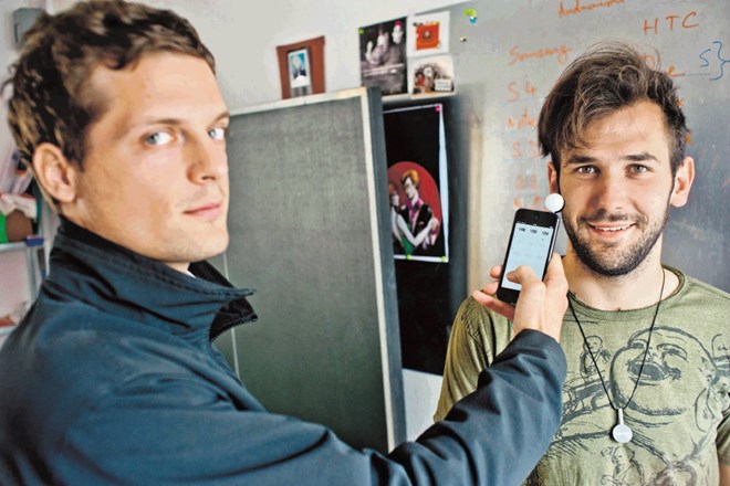 Marko Pirc in Staš Stankovič (oba na fotografiji) sta merilnik svetlobe za iPhone s še tremi kolegi, Luko Malijem, Benjaminom...