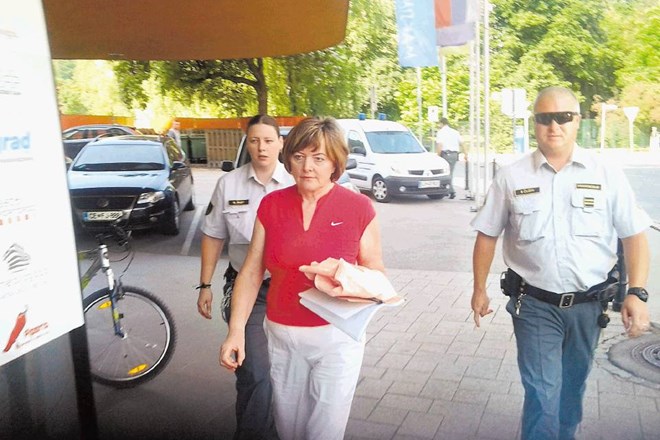 Hilda Tovšak je včeraj po preloženem naroku v spremstvu pravosodnih policistov odšla na celjsko tožilstvo, kjer se je v...