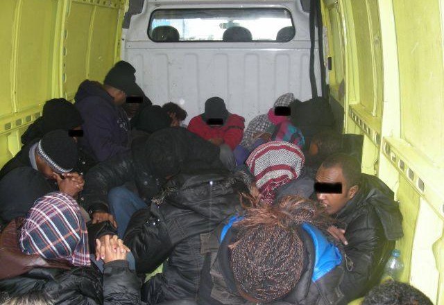 V kombiju so naenkrat prevažali tudi po 33 ilegalnih prebežnikov. (Fotografija je simbolična.) 