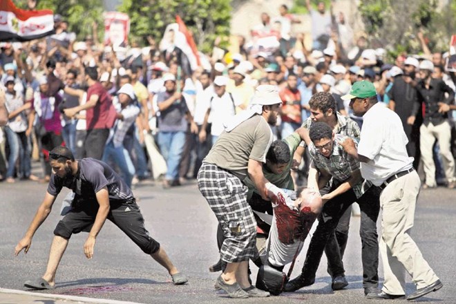 Podporniki odstavljenega predsednika Mursija so po sklepu armade lahko protestirali, a ko so se preveč približali kordonu...