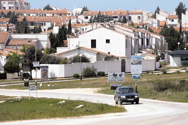 Približno 300 evrov za štiri osebe stane tedensko bivanje v stanovanju v hrvaškem turističnem naselju Barbariga. 