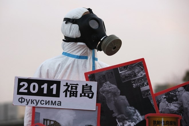 Protijedrski protestnik po nesreči v Fukušimi.    