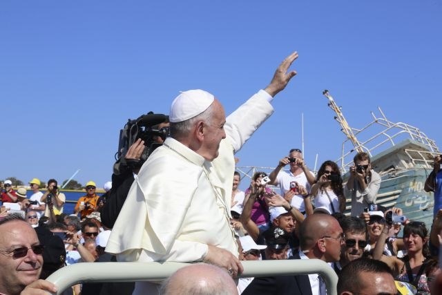 Papež na Lampedusi obsodil brezbrižnost do trpljenja priseljencev. 