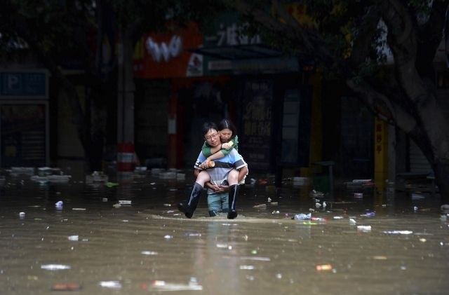V hudem deževju na jugozahodu Kitajske je umrlo najmanj devet ljudi. 