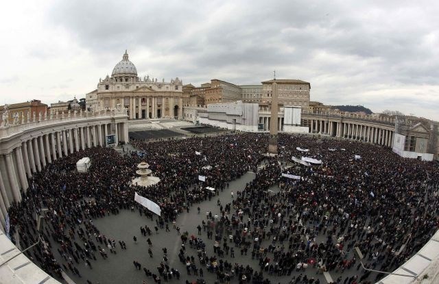 Vatikan je v protikorupcijski preiskavi zasegel finančna sredstva duhovnika Scarana