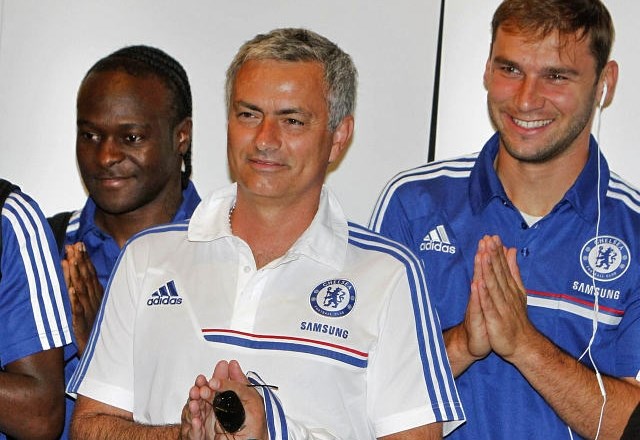 Jose Mourinho je danesz nogometaši Chelseaja prispel v tajsko prestolnico Bangkok, kjer jih je pričakala množica navijačev in...