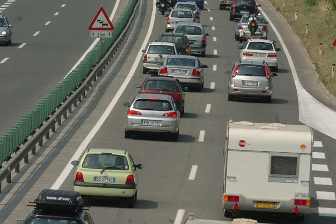 Anketa Darsa: Vozniki najbolj zadovoljni s nadzorom plačila cestnine in bencinskimi servisi
