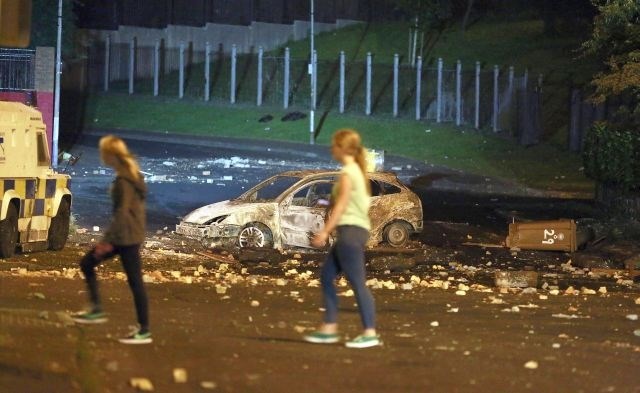 Ulice Belfasta so že peto zaporedno noč pretresali nemiri. 