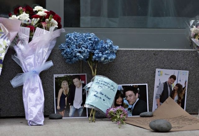 Pred hotel, v katerem je igralec umrl, oboževalci nosijo rože in fotografije. 