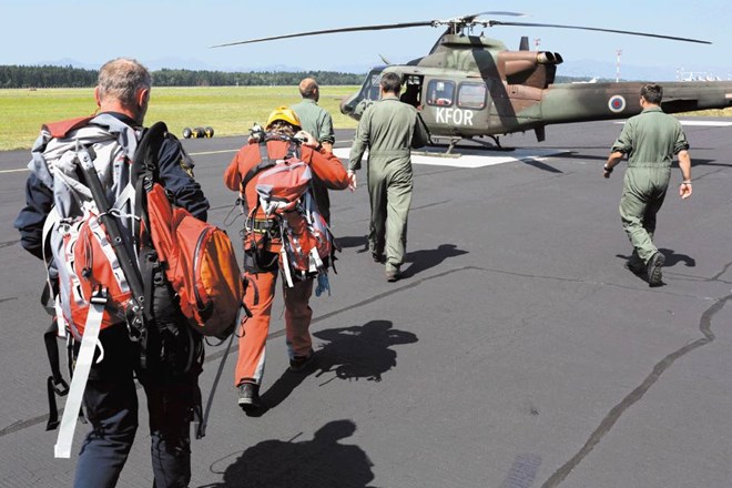 Dežurna helikopterska posadka mora poleti na pomoč planincem priskočiti tudi večkrat na dan. 