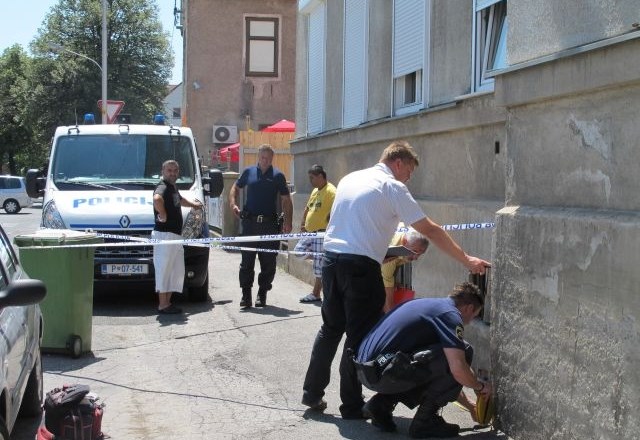 Zdravstveno stanje leto in pol starega otroka, ki je v sredo v Mariboru padel skozi okno stanovanja v prvem nadstropju, je...