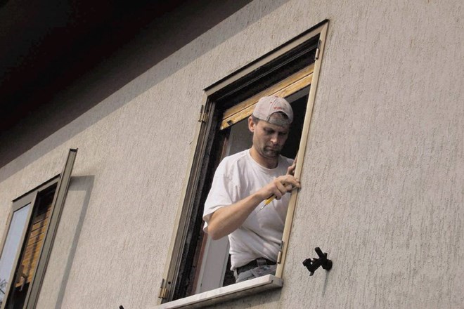 Če želi slovensko podjetje kupcu v Italiji vgraditi okna, mora imeti vodjo službe varnosti z opravljenim 16-urnim tečajem. V...