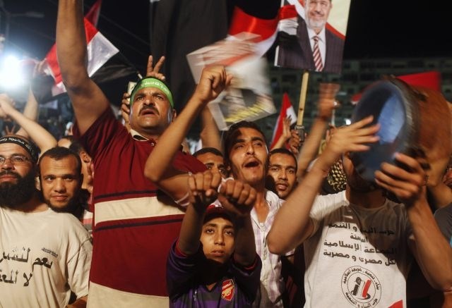 V Egiptu na ulicah več deset tisoč Mursijevih podpornikov