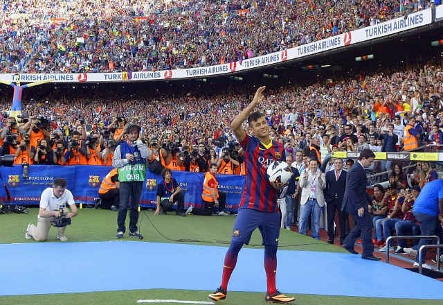 Neymar je že na predstavitvi na stadion zvabil veliko navijačev Barcelone, ki od njega precej pričakujejo. (Foto: Reuters) 
