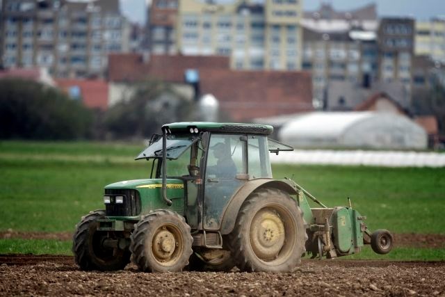 Če vlada ne bo upoštevala zahtev kmetov, bodo s traktorji zasedli javno infrastrukturo