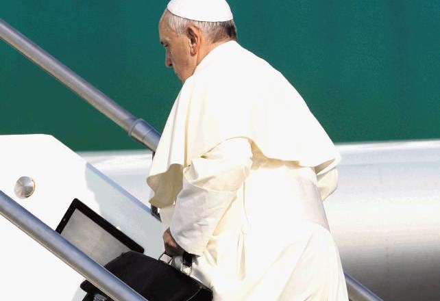 Papež Frančišek je šel na letalo tako kot vsi drugi potniki. 