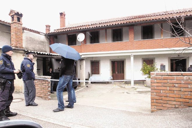V razmetani hiši v Čežarjih so policisti 11. marca našli izmaličeno truplo 57-letnega domačina. Njegova krvnika sta zdaj za...