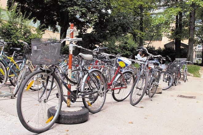 Medtem ko je na glavnem parkirišču pred kliničnim centrom kolesarjem na voljo prostor za približno sedemdeset koles, so ob...