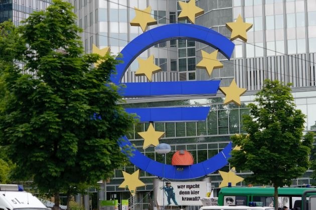 Raziskava ECB: V območju evra se napoveduje dodatna omilitev posojilnih pogojev