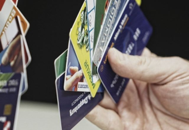 Konkurenca in ugodnejši nakupi: Bruselj predlaga omejitev provizij pri uporabi plačilnih kartic