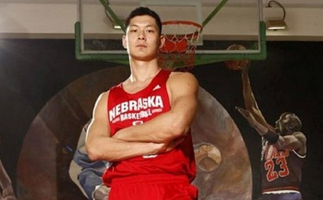 Del srednješolske kariere je Šang Ping preživel v Zda, kjer je v sezoni 2007/08 igral za univerzo Nebraska. 