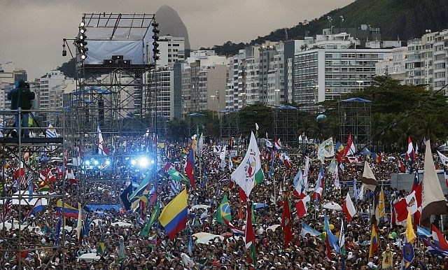 Množica na Copacabani. (foto: Reuters) 