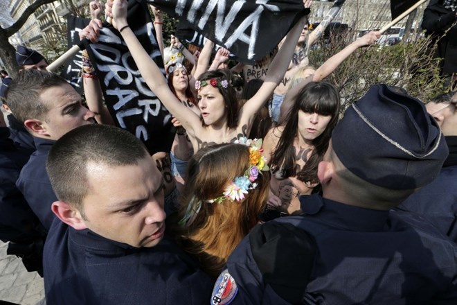 Aktivistke gibanja Femen že več let dvigajo prah s protestiranjem zgoraj brez. (foto: Reuters) 