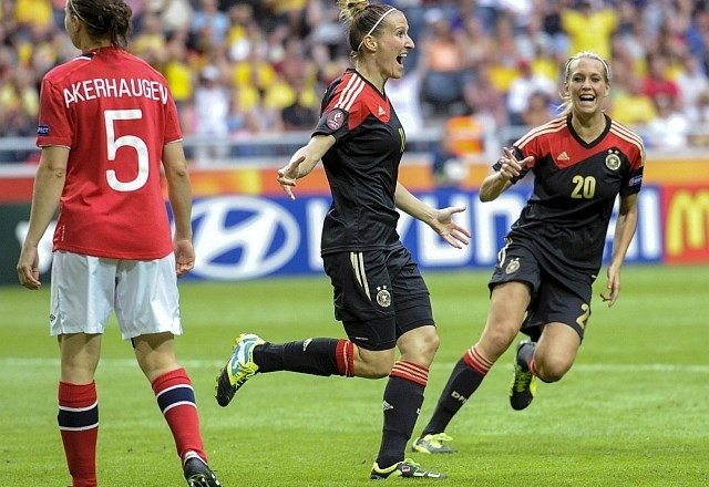 Anja Mittag (v sredini) je dosegla edini gol v finalu. (Foto: Reuters) 