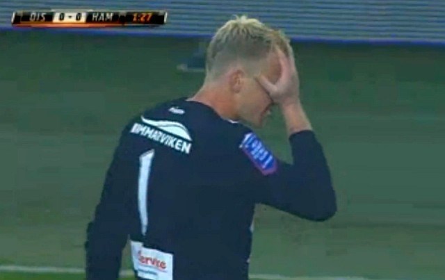 Peter Abrahamsson je zaradi nespametne poteze tekmo končal že po minuti. (foto: youtube) 