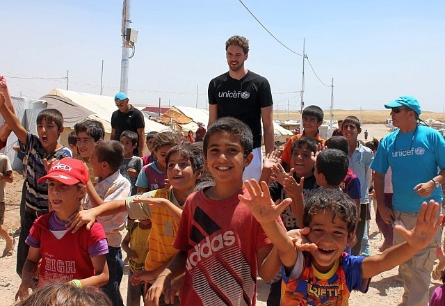 Pau Gasol, obkrožen z otroki, v begunskem taborišču Domiz v Iraku. (foto: UNICEF España) 