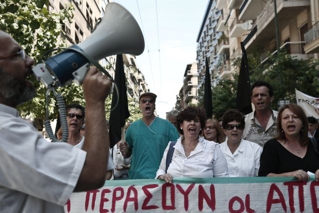 Grški javni uslužbenci stavkajo proti odpuščanju