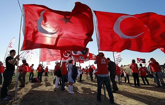 Ob sojenju potekajo v Turčiji tudi protesti. (foto: Reuters) 