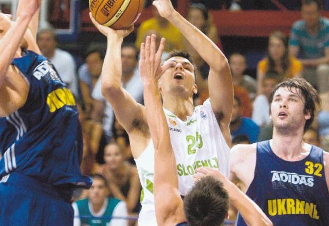 Jure Balažič (z žogo) je doslej eno največjih pozitivnih presenečenj slovenske košarkarske reprezentance. 