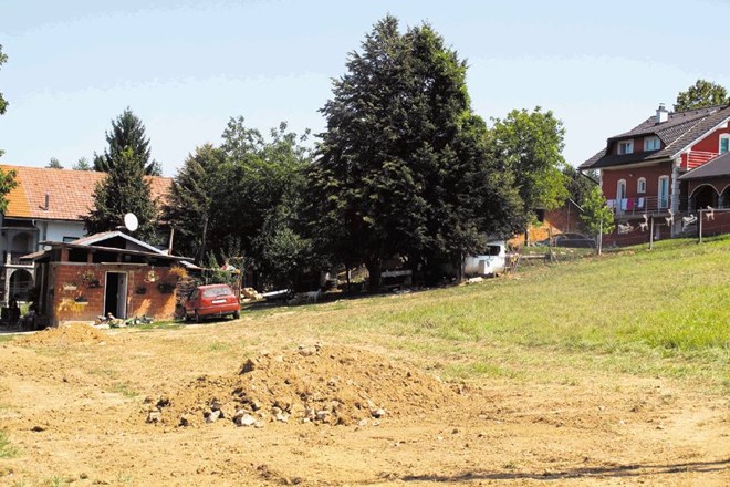 Novomeška občina trenutno gradi komunalno infrastrukturo v romskem naselju Ruperč vrh (na fotografiji). Eden od prebivalcev...