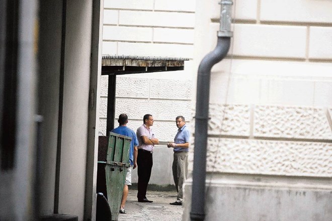Tomaž Lovše je bil včeraj zaslišan pred preiskovalno sodnico. Na fotografiji med odmorom na sodišču v Ljubljani.    