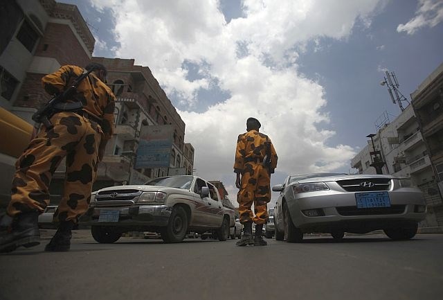Kontrolna točka pred veleposlaništvom v Jemnu. (foto: Reuters) 