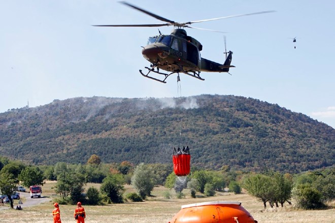 Že več kot tri dni gasijo zgornjesavinjski gasilci požar na območju Velikega Rogatca v občini Luče. 
