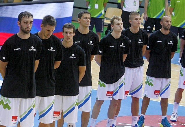Člani slovenske reprezentance bodo s pripravami nadaljevali na Obali. V petek in soboto pa jih čakata tekmi proti Črni gori...
