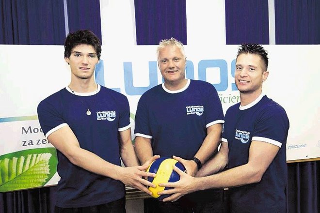 Sebastijan Škorc (desno) v družbi novega predsednika Lanusa Maribora Milana Kusterja (v sredini) in novega igralca Jana...