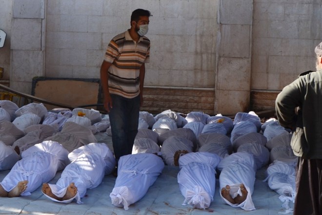 Sirska opozicija zatrjuje, da je bilo v sredinem napadu s kemičnim orožjem ubitih okoli 1300 oseb.  Foto: Reuters 